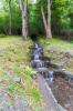 Ein kleiner Wasserfall am Weg