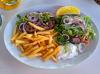 Bifteki mit Pommes und Salat